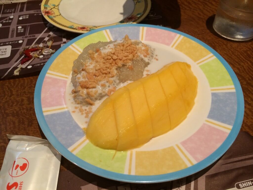 מנגו עם אורז מתוק ובוטנים